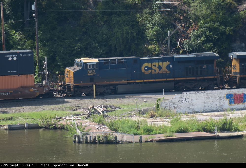 CSX 852 on I157